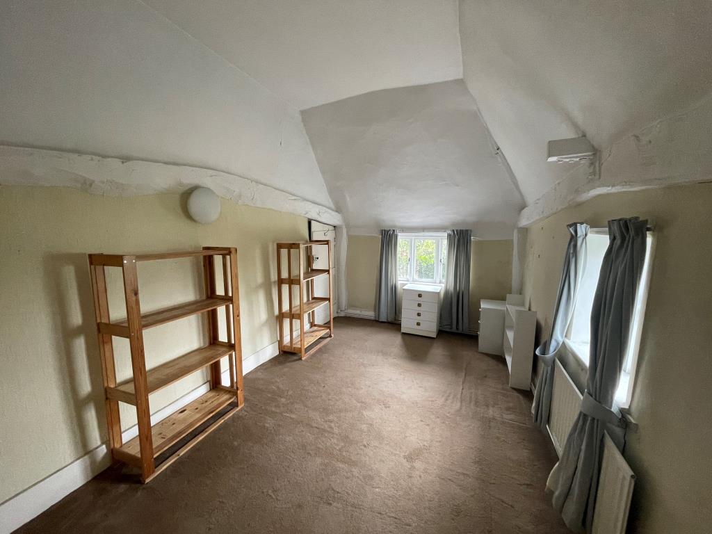 Lot: 121 - DETACHED FOUR-BEDROOM PERIOD PROPERTY FOR REFURBISHMENT - Bedroom with dual aspect windows